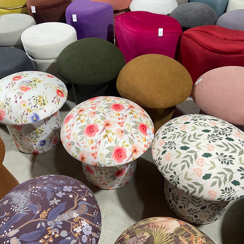 22.8'' Sexy Mouth Ottoman– Romantic Accent for Bedroom & Vanity Space